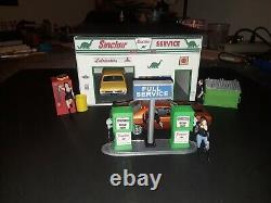 124 /125 Sinclair Gas Station & Gas Pumps with island and more Diorama