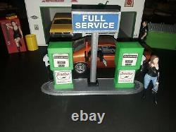 124 /125 Sinclair Gas Station & Gas Pumps with island and more Diorama